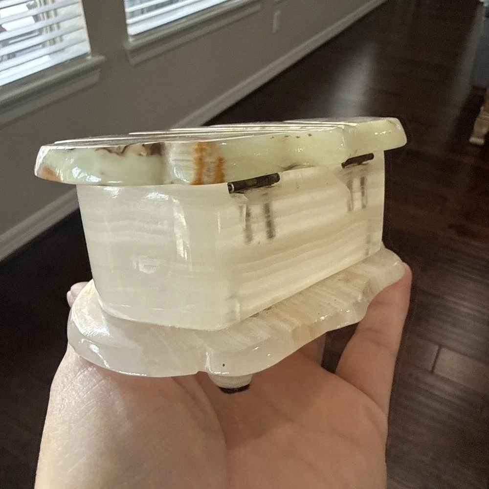 Vintage Clam Shell Shaped Onyx Alabaster Marble Trinket Jewelry Box Hinged Lid